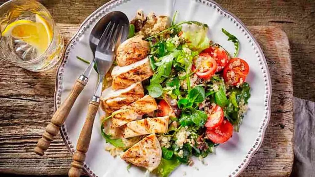 ensalada de pollo y quinoa