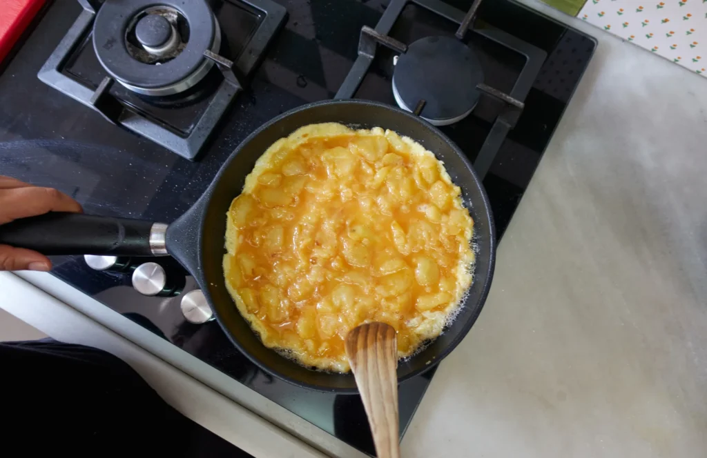 cocinando tortilla de patata